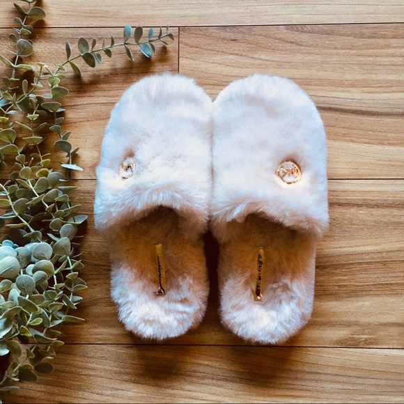 🌿Michael Kors White Fuzzy Slippers - Picture 2 of 6